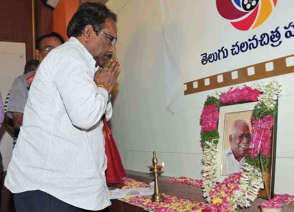 Chiranjeevi & Tollywood Condolences to Jaladi - Pictures | Picture 104368